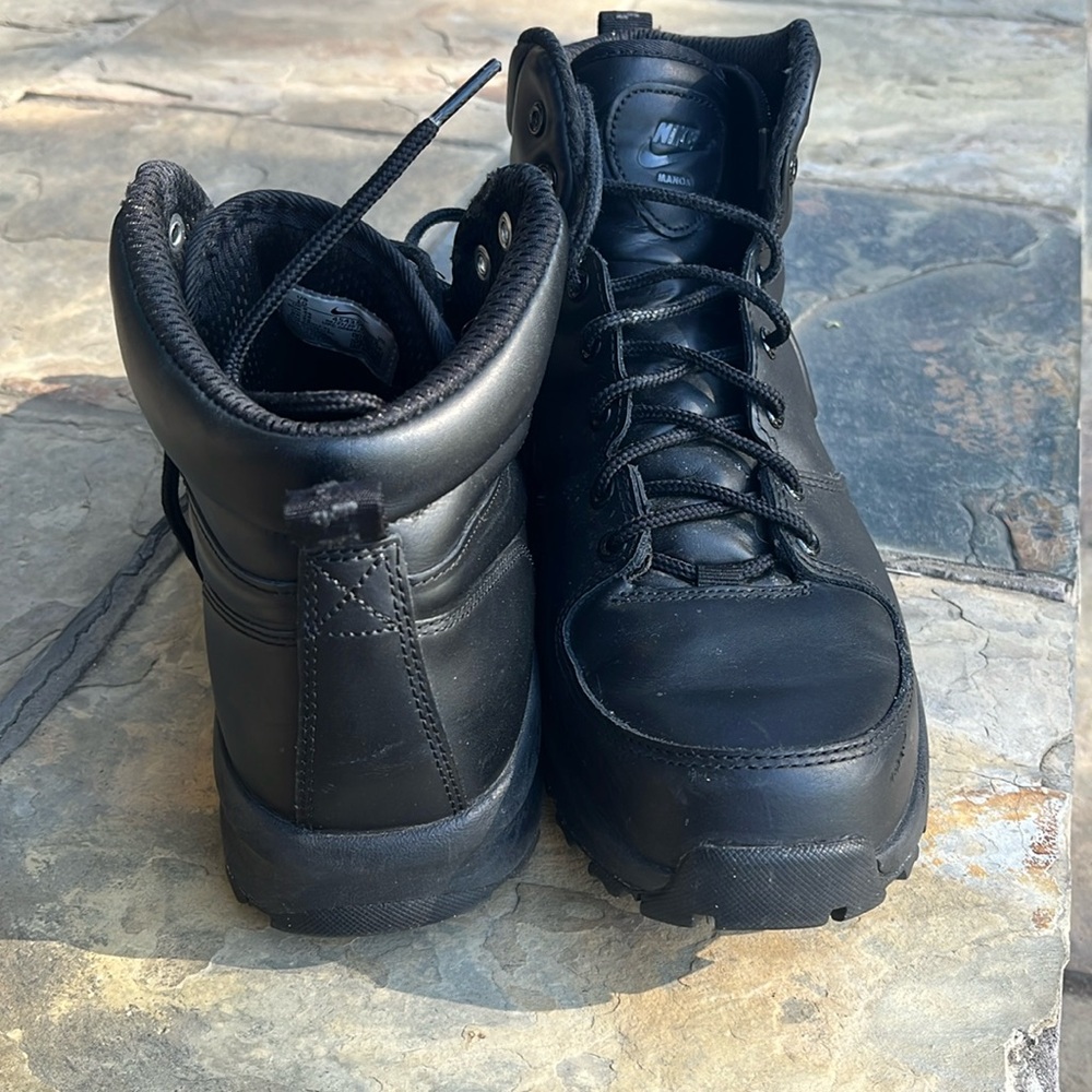 Nikes Manoa Men size 10